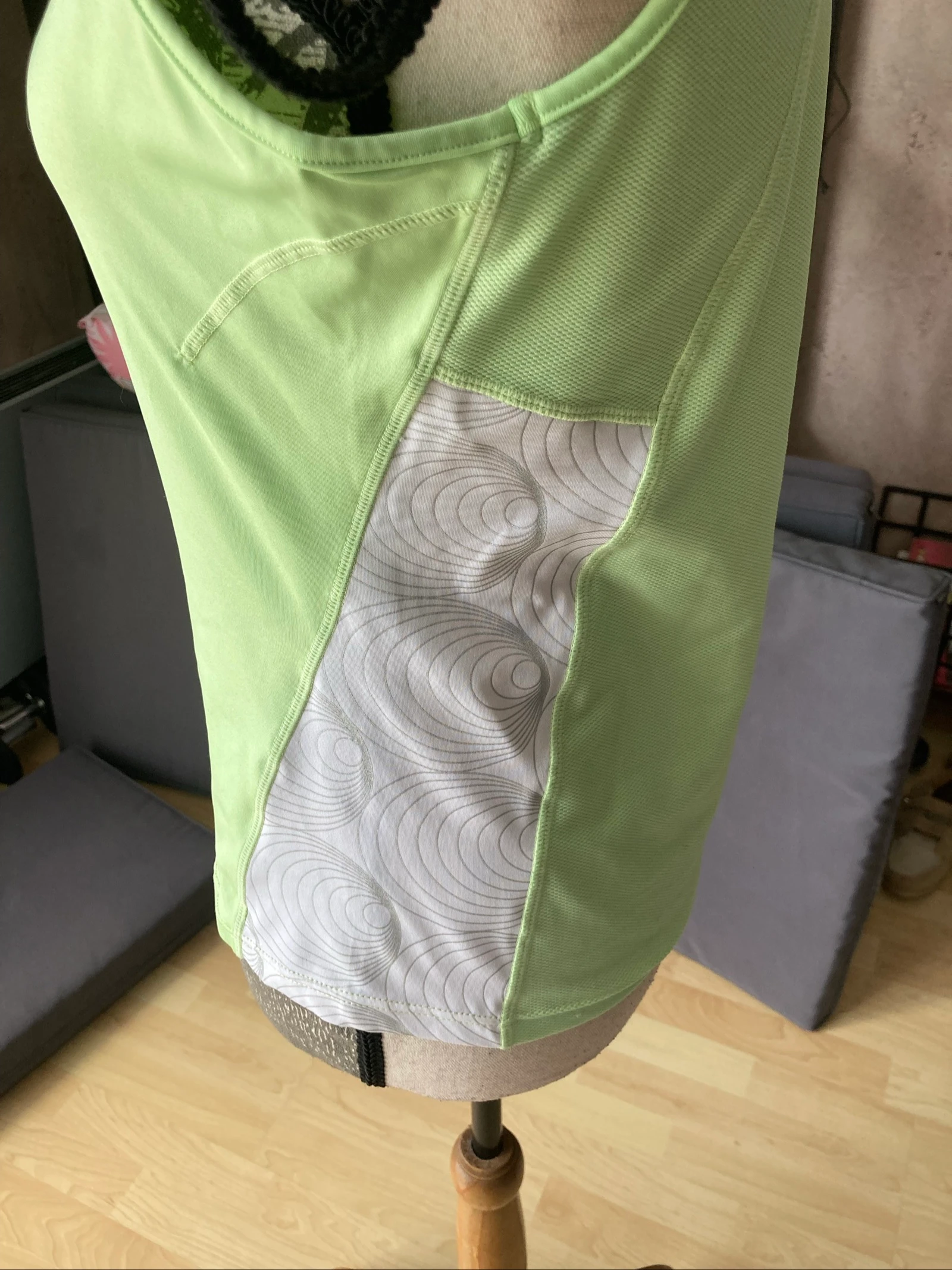 Very beautiful sports tank top size L – photo 2